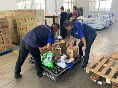 支持家鄉(xiāng)本土工業(yè)發(fā)展，關(guān)愛(ài)酷暑勞作全體員工